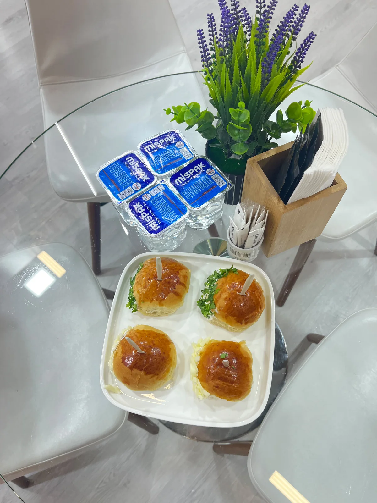 Solingen standındaki mini sandviç, içecek ve karşılama ikramları