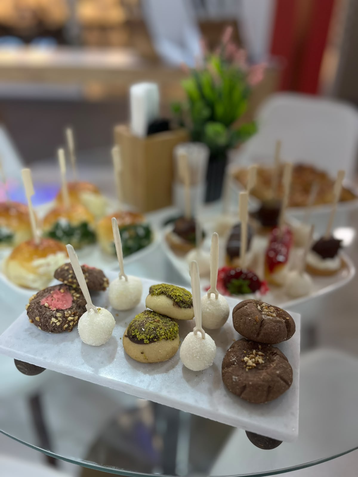 Fuar catering hizmeti için hazırlanmış kurabiye ve tatlı ikram sunumu